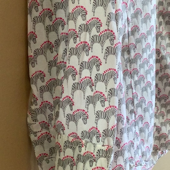 EUC Women’s Medium GH Bass & Co Zebra print button down shirt. - Picture 3 of 6